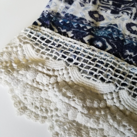 Forever 21 Blue and White Tribal Print Halter Top w/ Crochet Trim Size Small - Picture 4 of 9